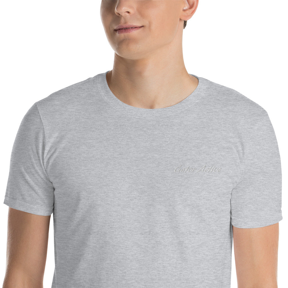 Short-Sleeve Unisex met geborduurde tekst